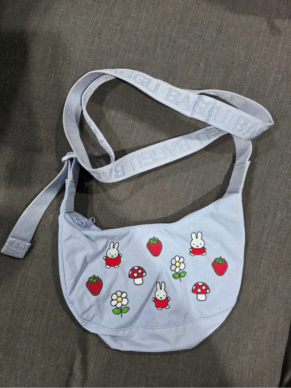 🍓🐰Hard to Find & Super Cute! BAGGU x Miffy Embroidered small Crescent Bag
